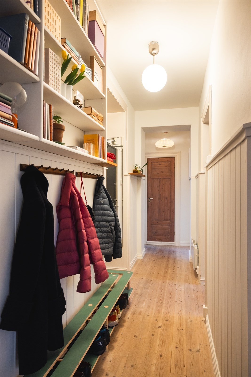 - God plass til yttertøy og sko med plassbygget skohylle - Galleribilde