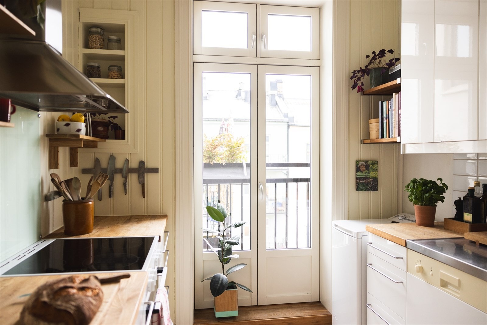 - På kjøkkenet er det også en herlig, fransk balkong - Galleribilde