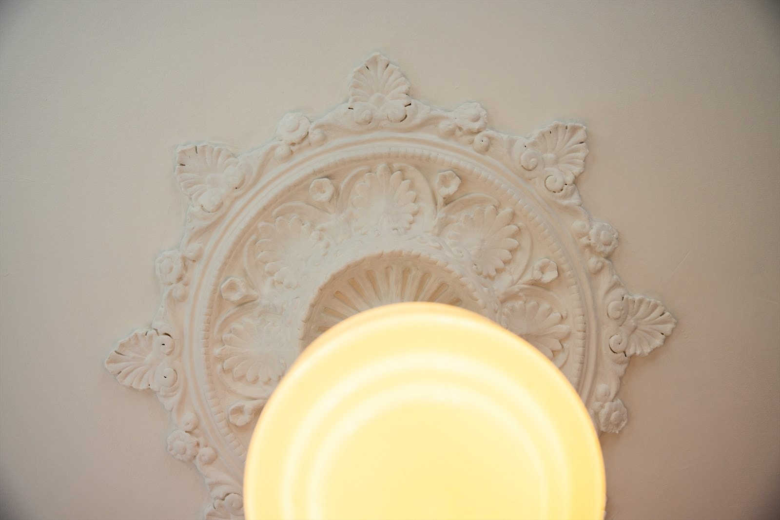 - Klassiske detaljer som rosett og stukkatur - Galleribilde