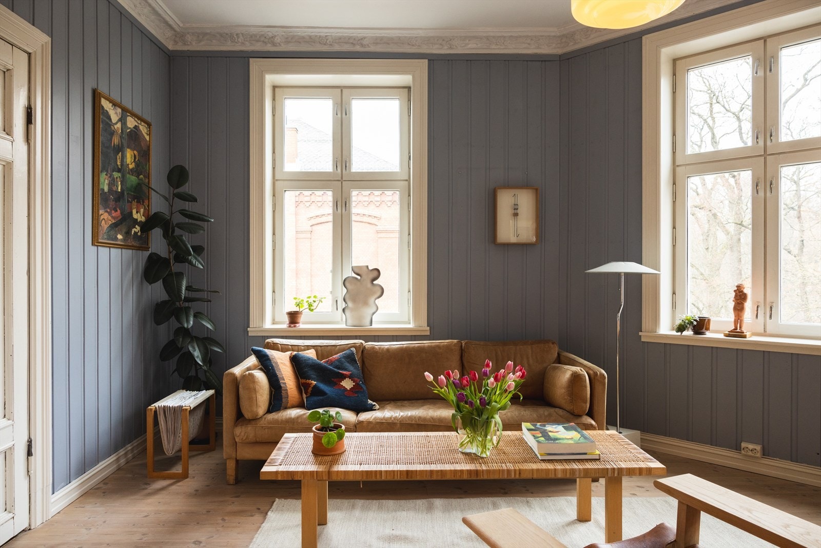 - Lys og hyggelig stue med generøs takhøyde på ca. 2,92 meter - Galleribilde