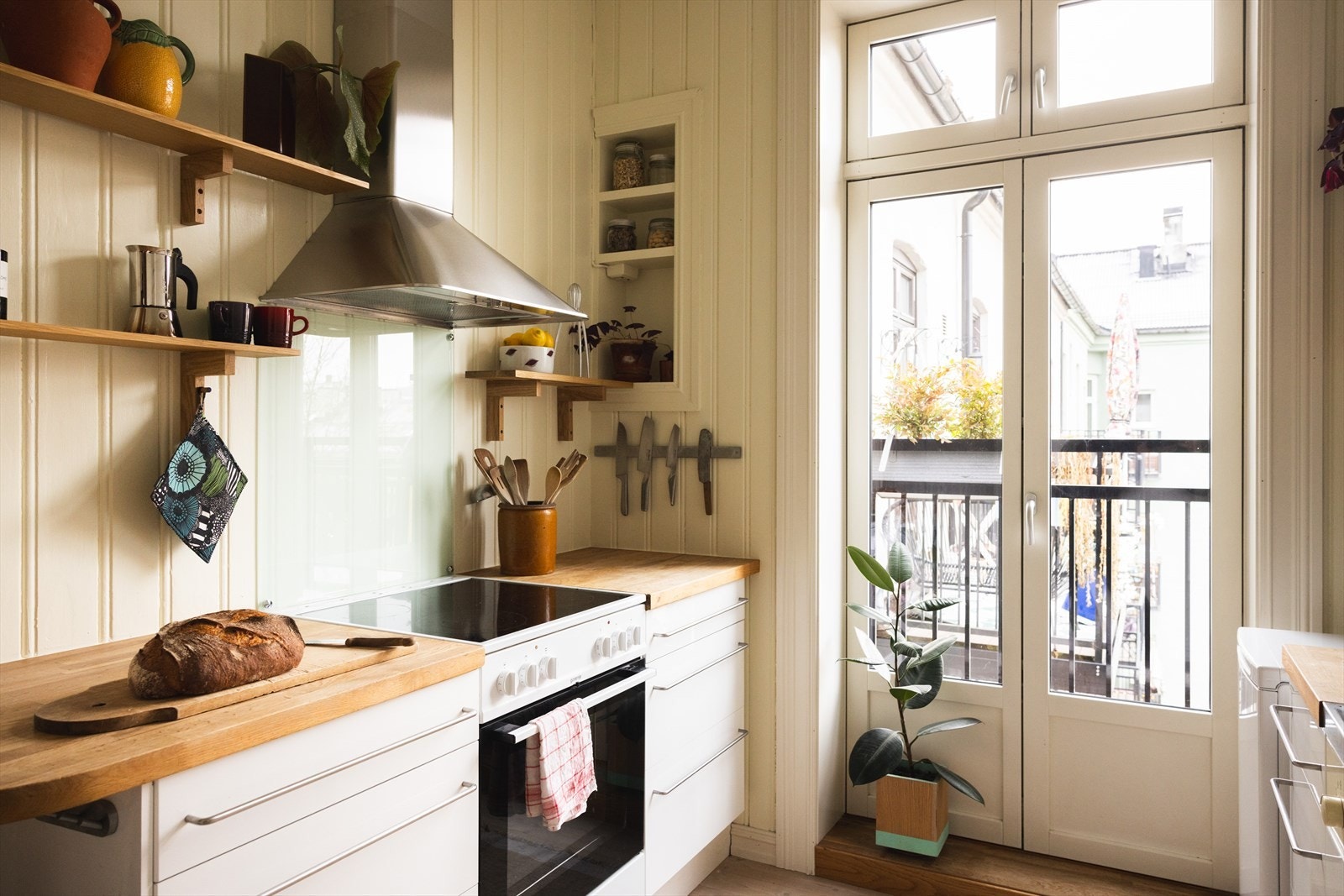 - På kjøkkenet er det komfyr, kjøl-/fryseskap og opplegg for oppvaskmaskin. Kullfilterventilator over kokeplass fra 2024 - Galleribilde