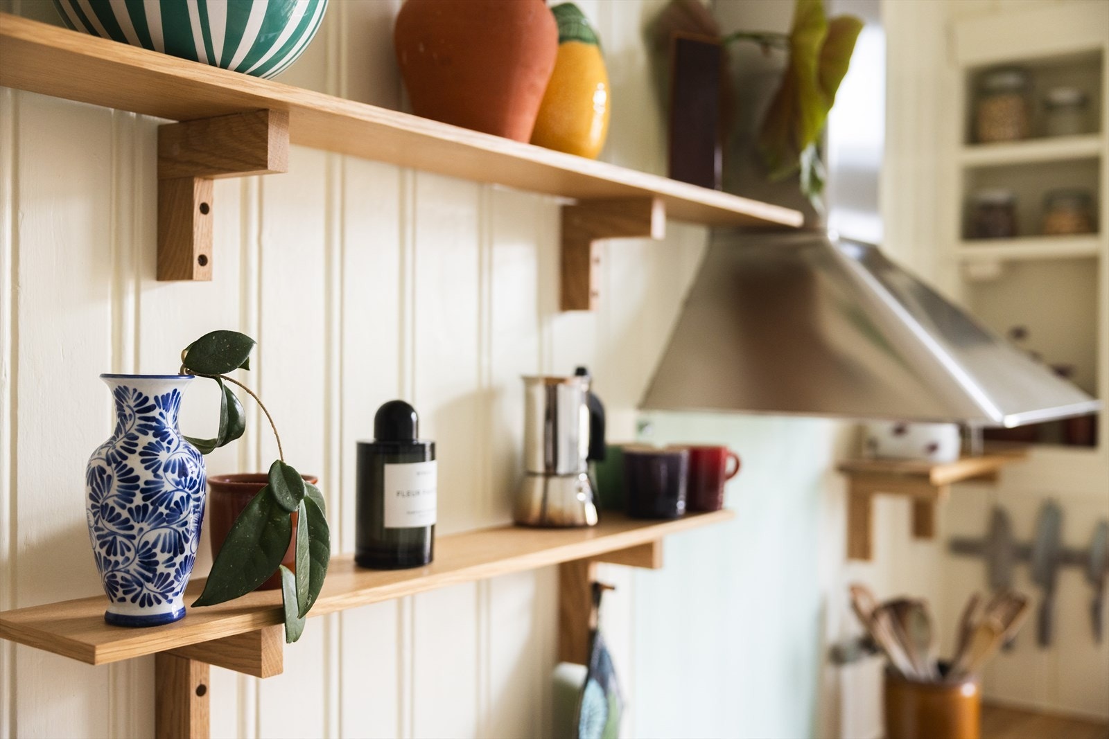 - Plassbygde hyller i eik - Galleribilde