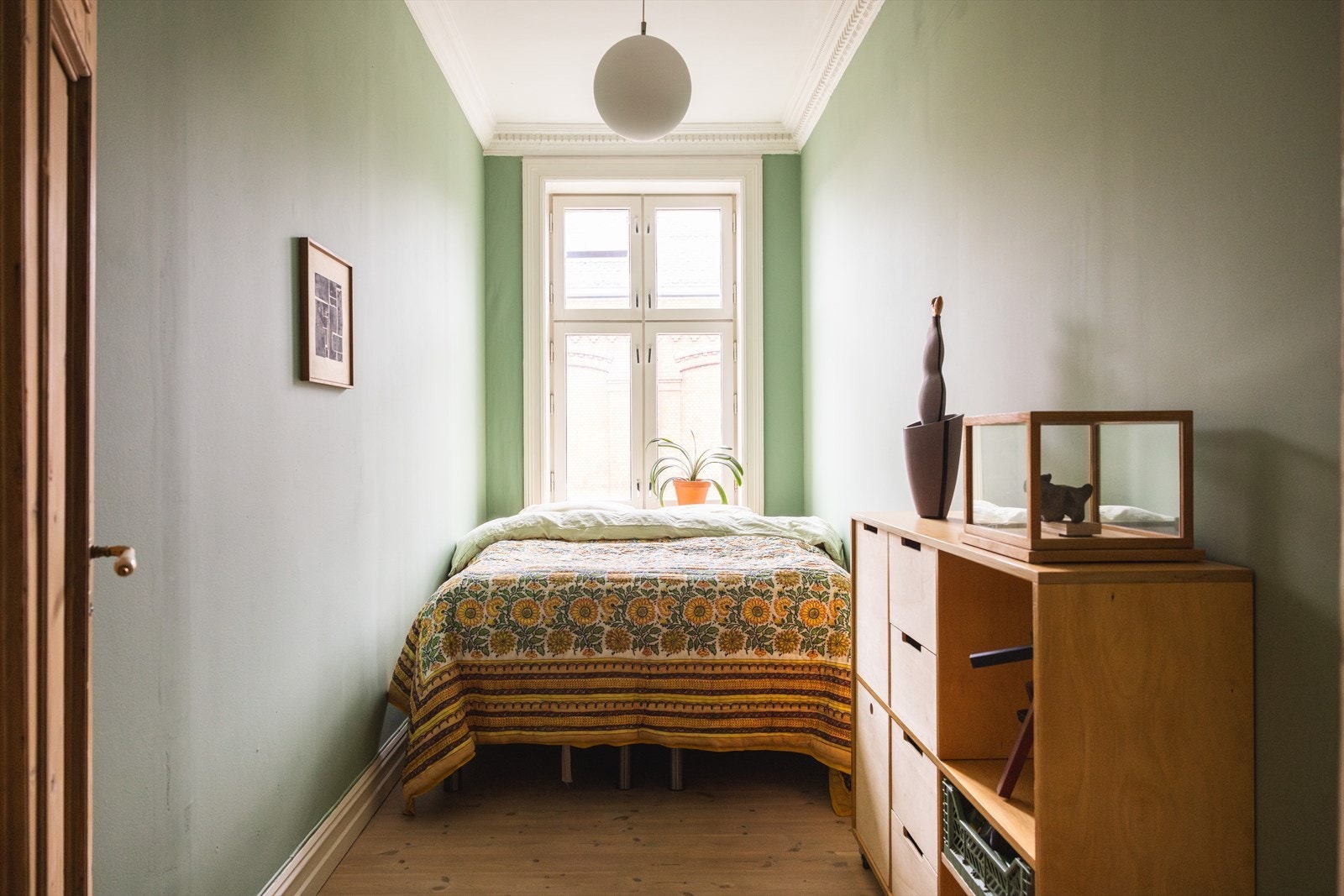 - Romslig hovedsoverom med plass til dobbeltseng - Galleribilde