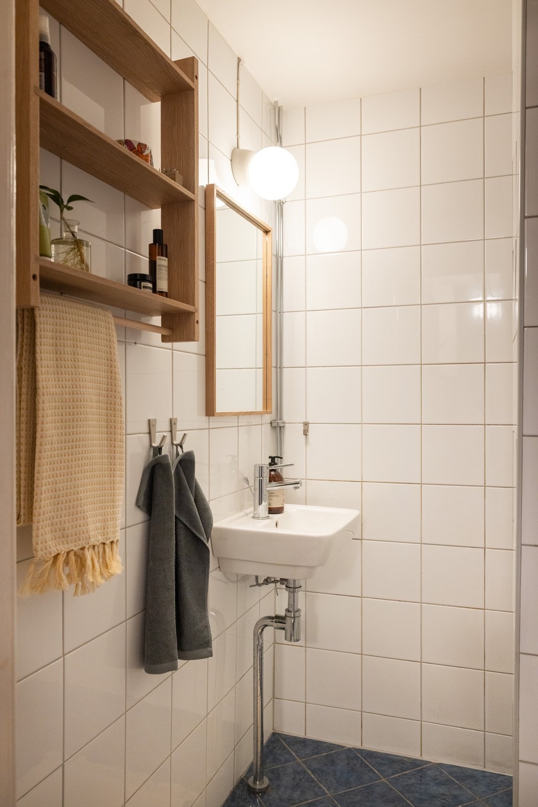 - Baderommet er innredet med klosett, servant og dusjhjørne. Mekanisk avtrekk - Galleribilde