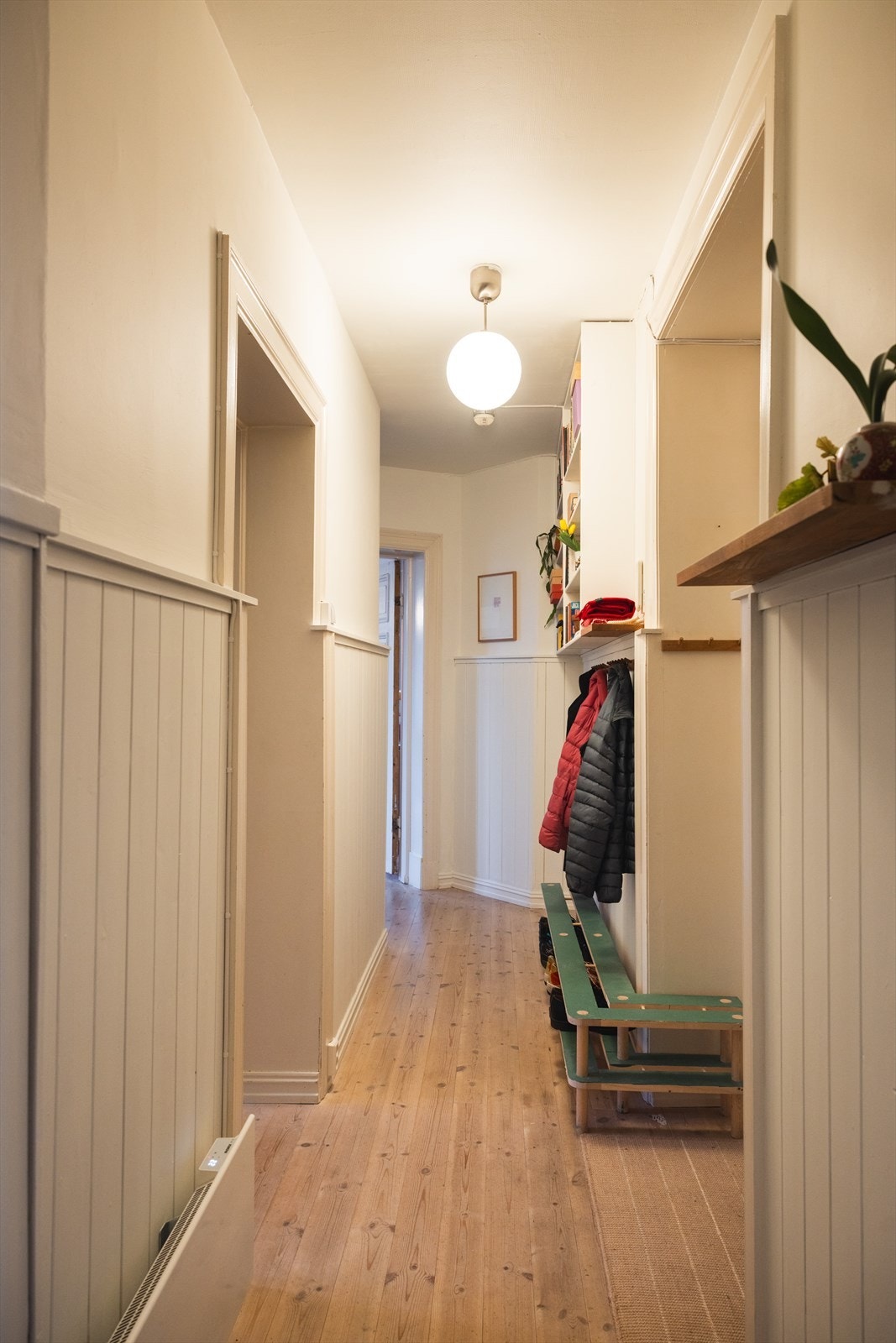 - Velkommen inn! Lys og innbydende entré som gir et godt førsteinntrykk av leiligheten - Galleribilde