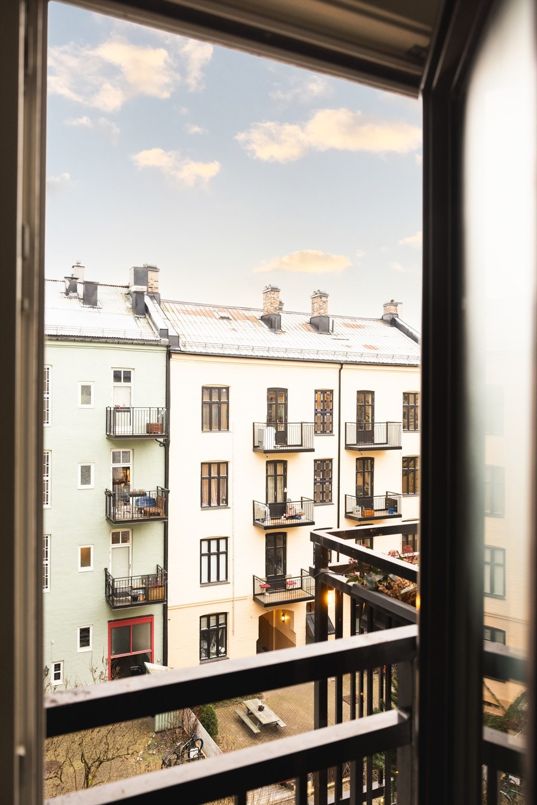 - Den franske balkongen vender mot rolig bakgård - Galleribilde