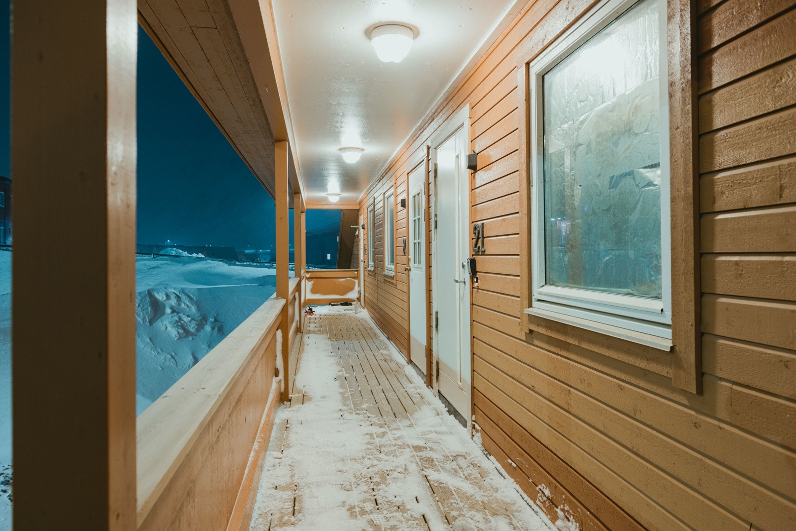 Adkomster er via utvendige svalganger på baksiden av byggene Galleribilde