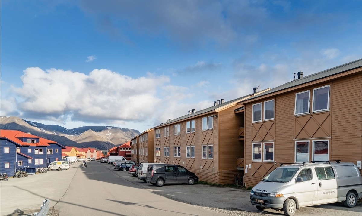 Leilighetene er plassert i Gruvedalen like ovenfor Longyearbyen sentum Galleribilde
