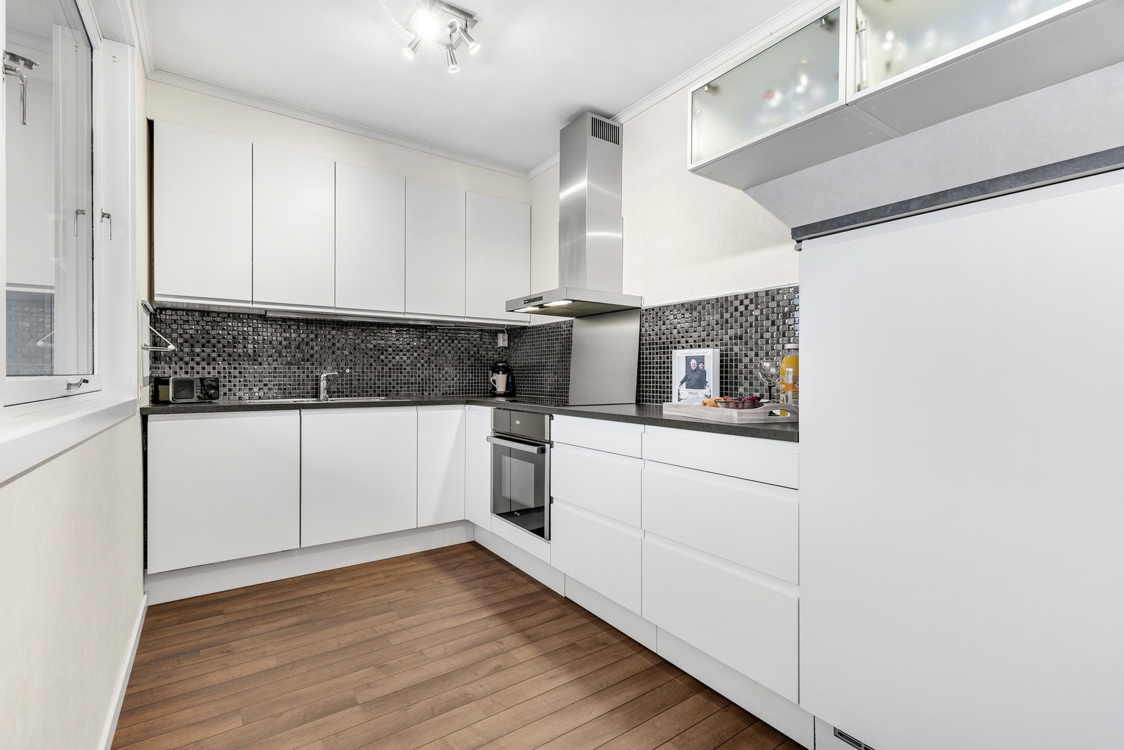 Av integrerte hvitevarer er det platetopp, stekeovn, oppvaskmaskin og kjøleskap. Galleribilde