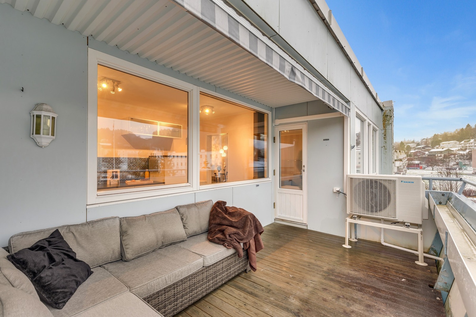 Fra stuen er det direkte utgang til en vestvendt balkong på 9,4 kvm. Galleribilde