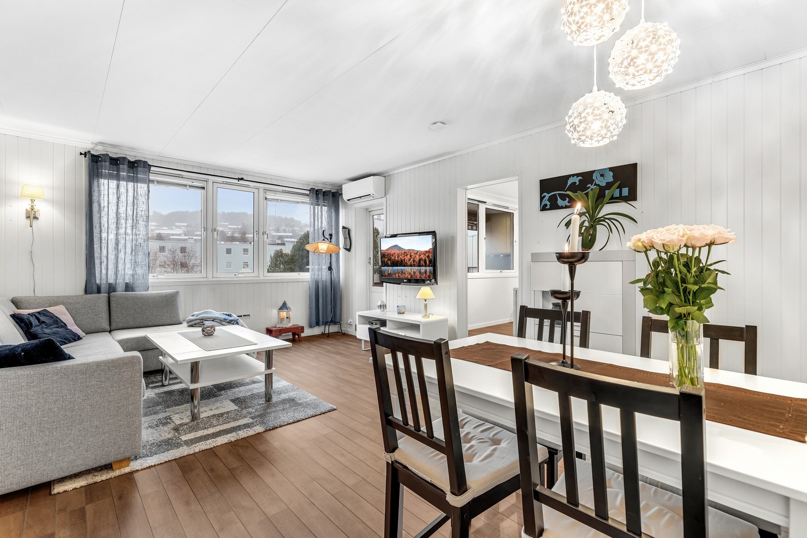 Stuen har et gulvareal på 21,6 kvm og har god plass til sofaseksjon med tilhørende TV-møblement og spisebordsone. Galleribilde