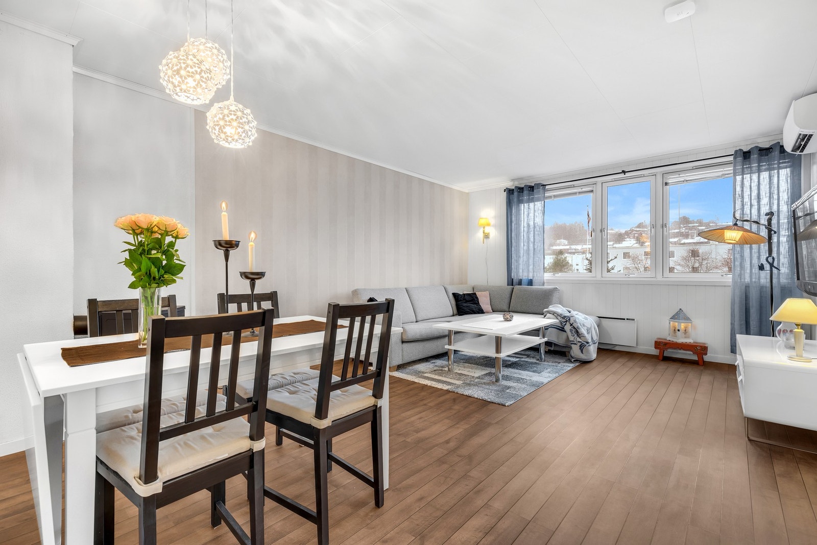 De store vindusflatene bidrar til rikelig med naturlig lysinnslipp. Galleribilde