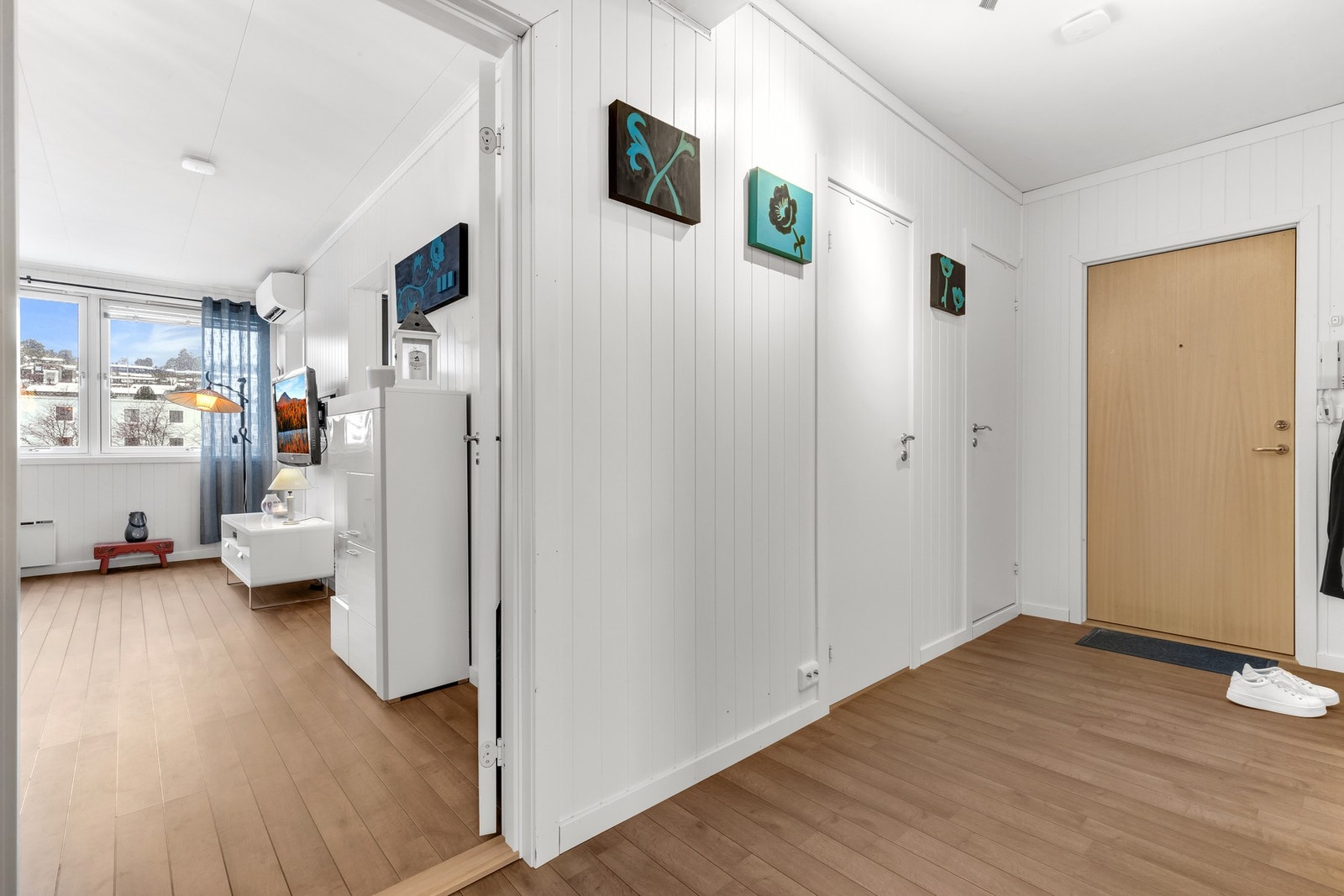 Entré/gang på 5,9 kvm med god plass for oppbevaring til sko og yttertøy. Galleribilde