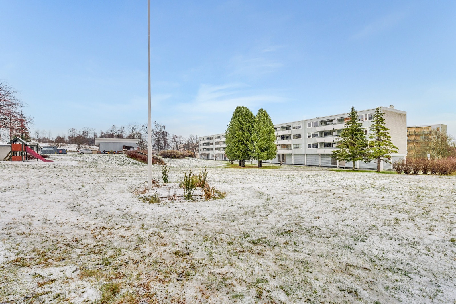 Fasade/grøntareal. Galleribilde