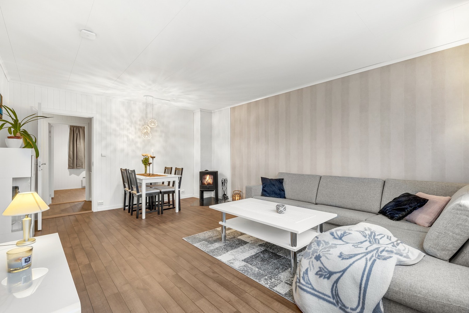 Stuen har et gulvareal på 21,6 kvm og har god plass til sofaseksjon med tilhørende TV-møblement og spisebordsone. Galleribilde