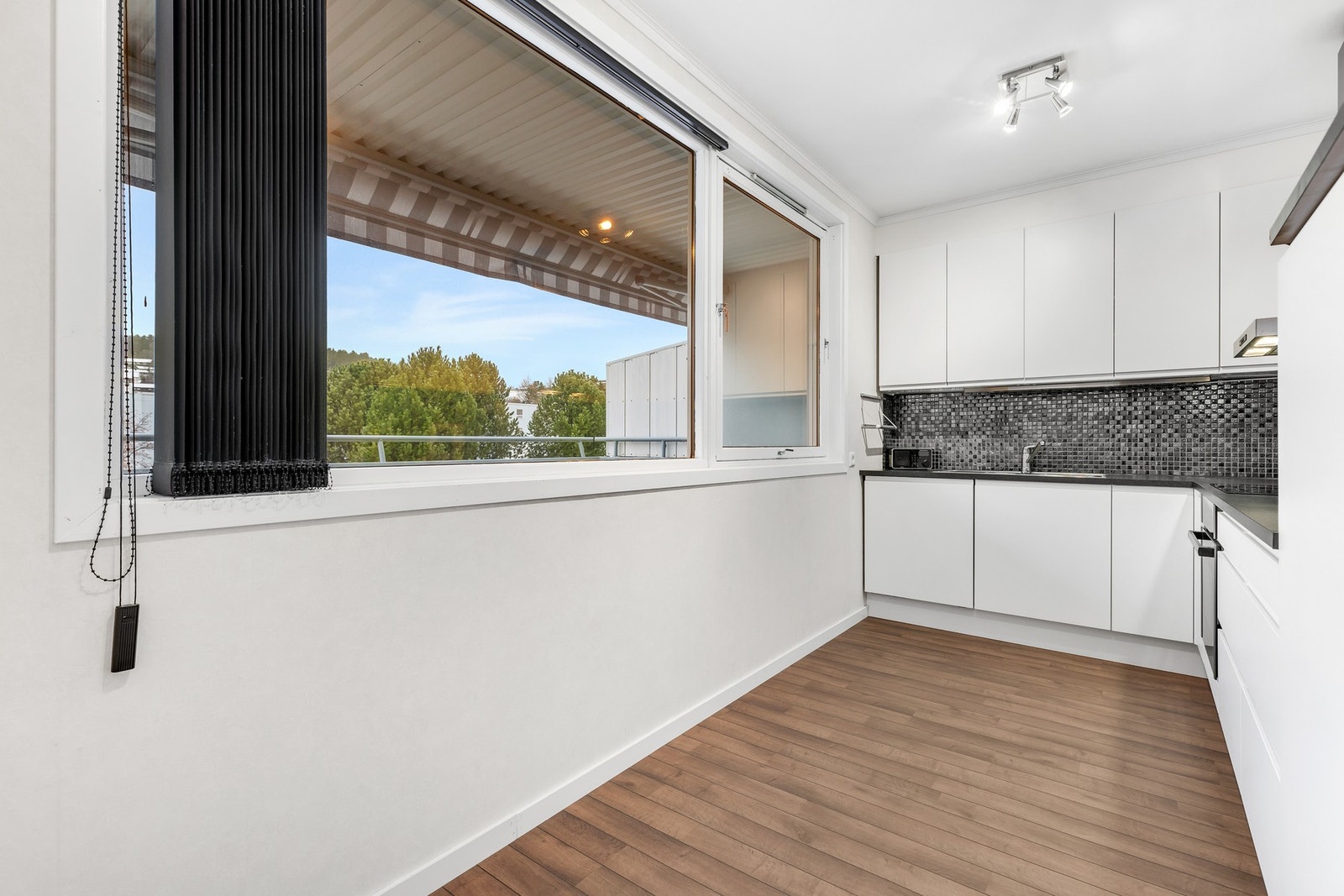 Det er plass til et lite spisebord på kjøkkenet. Galleribilde