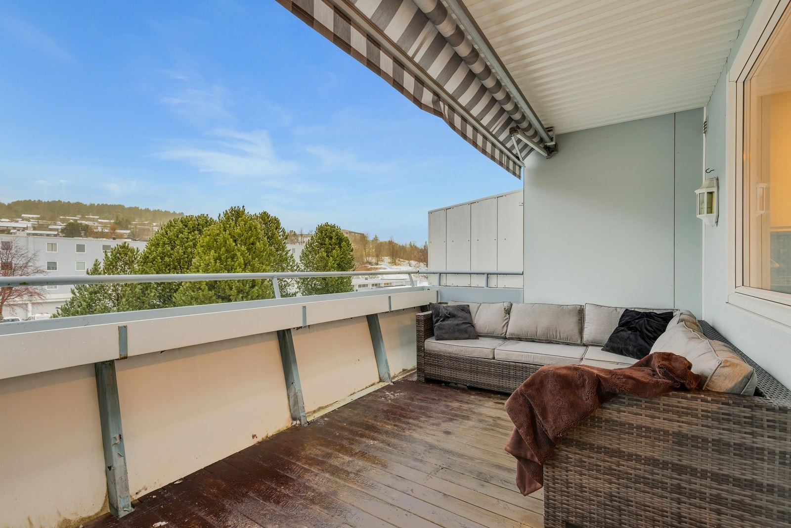 Solen står på fra formiddag til kveld. Manuell markise som medfølger i handelen. Galleribilde