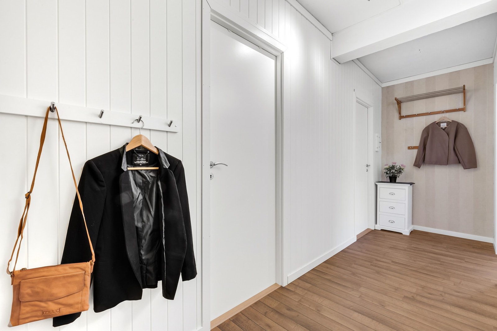 Entré/gang på 5,9 kvm med god plass for oppbevaring til sko og yttertøy. Galleribilde