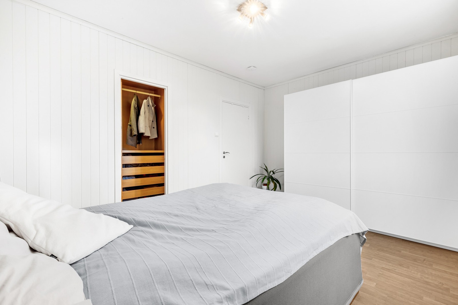 Soverommet har god plass til et stort garderobeskap, samt at det er en tilhørende bod på 2,6 kvm som fungerer som omkledningsrom. Galleribilde