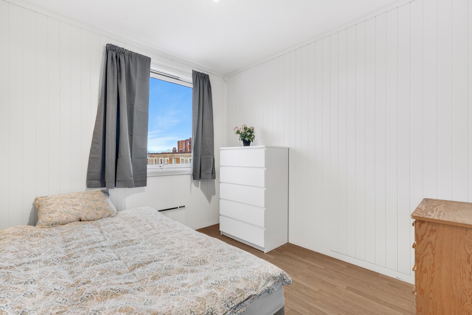 Soverom 2 er på 7,7 kvm og fungerer utmerket som barnerom, gjesterom eller kontor. Galleribilde