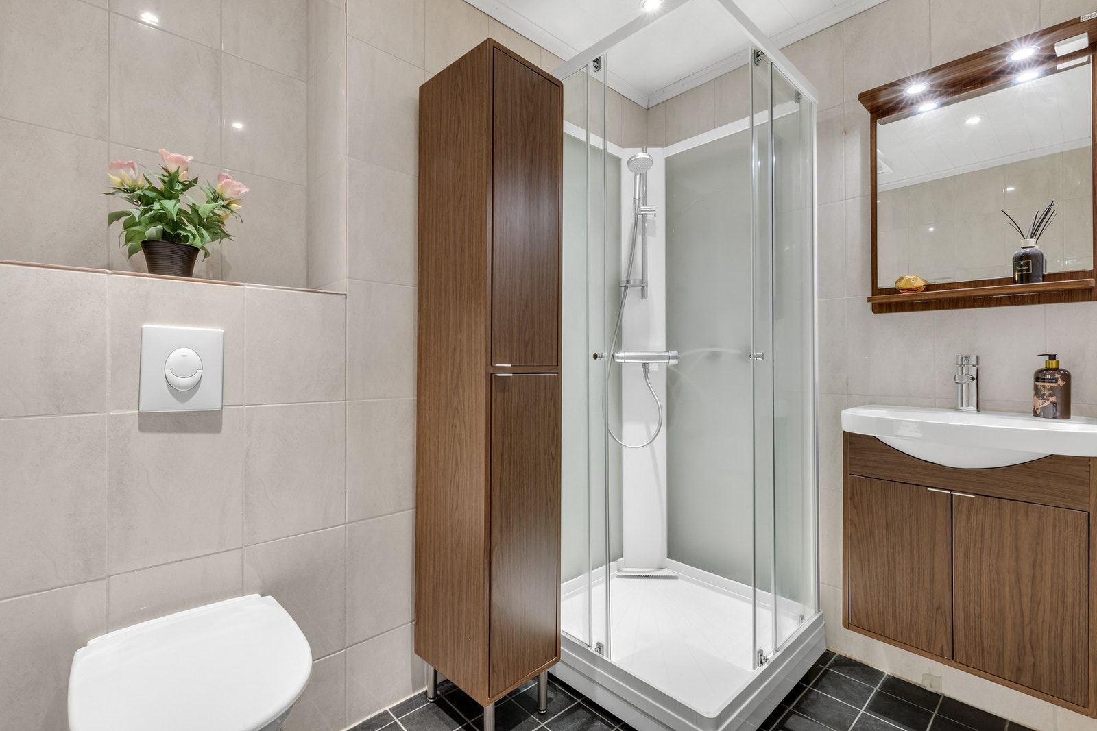 Pent, flislagt bad på 3,4 kvm. Badet ble oppusset i 2012 i regi av tidligere eier. Galleribilde