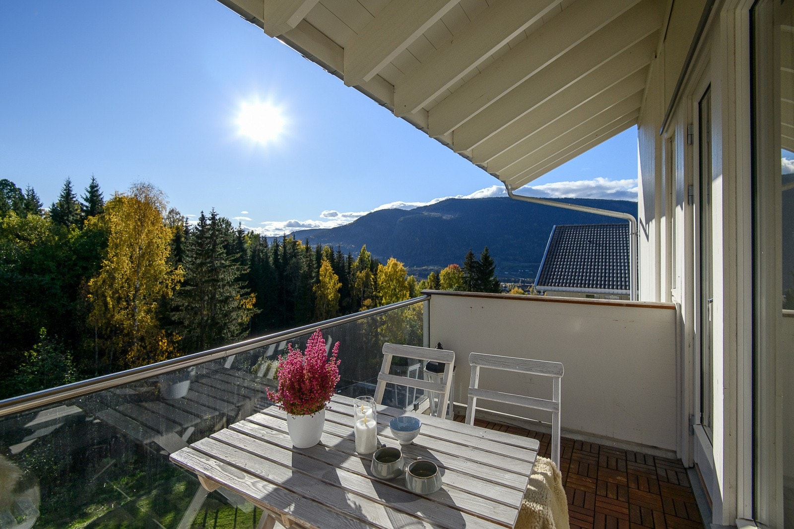 Balkongen har adkomst fra stuen og byr på fin utsikt mot både fjell og natur. Galleribilde