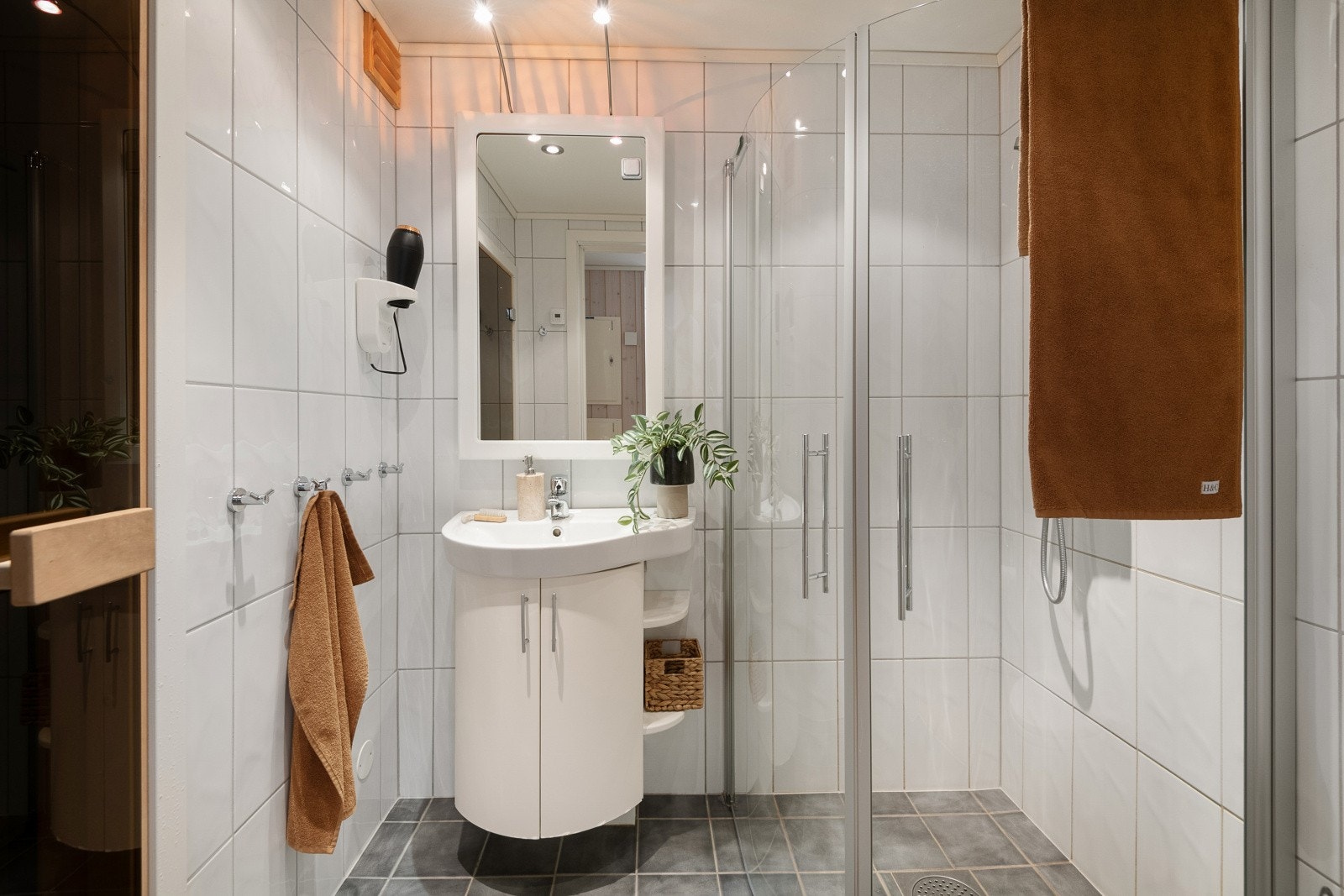 Badet har flislagt gulv og vegger med malte plater i himling. Galleribilde