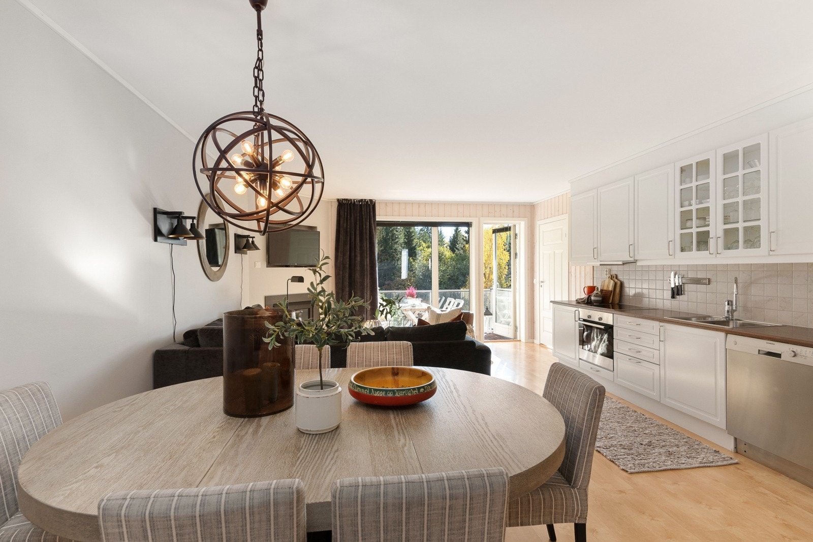 Nåværende eier har spisebord med klaff, så her kan du få plass til både familie og venner. Galleribilde