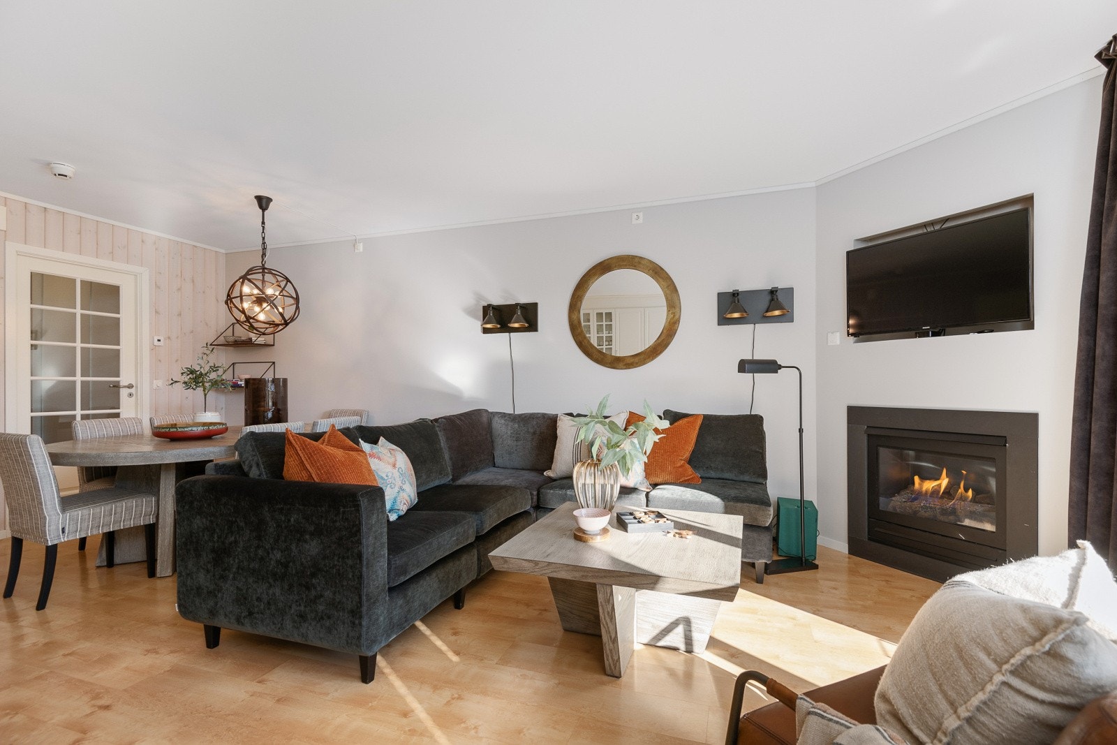 Stue og kjøkken har åpen løsning som gir et luftig inntrykk. I stuen er det gasspeis. Galleribilde