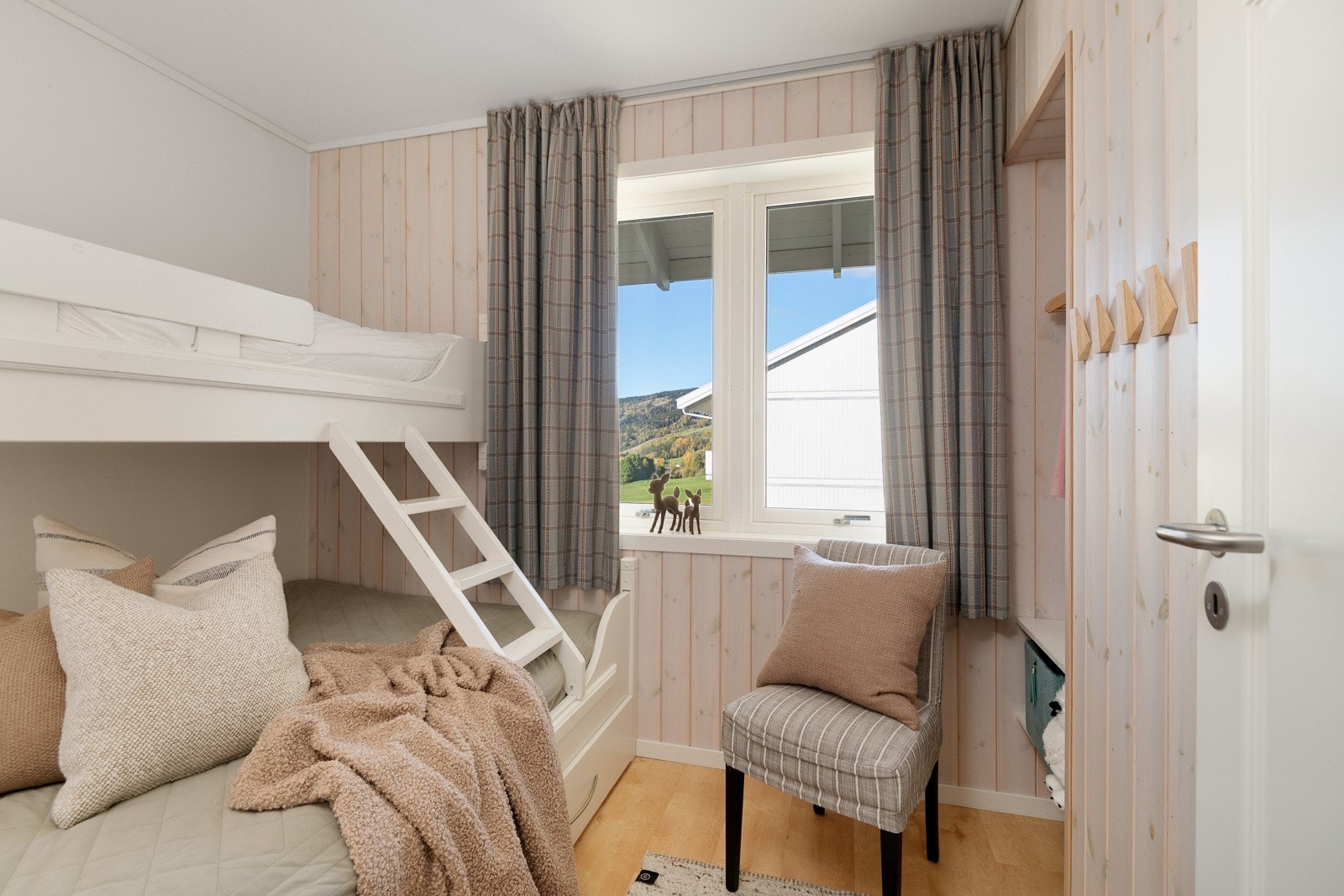 Soverom ll har familiekøye og nisje for oppbevaring av klær m.m. Galleribilde