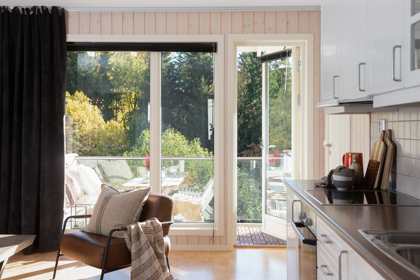 Fra stuen er det utgang til balkongen. De store vinduene slipper inn rikelig med naturlig lys. Galleribilde