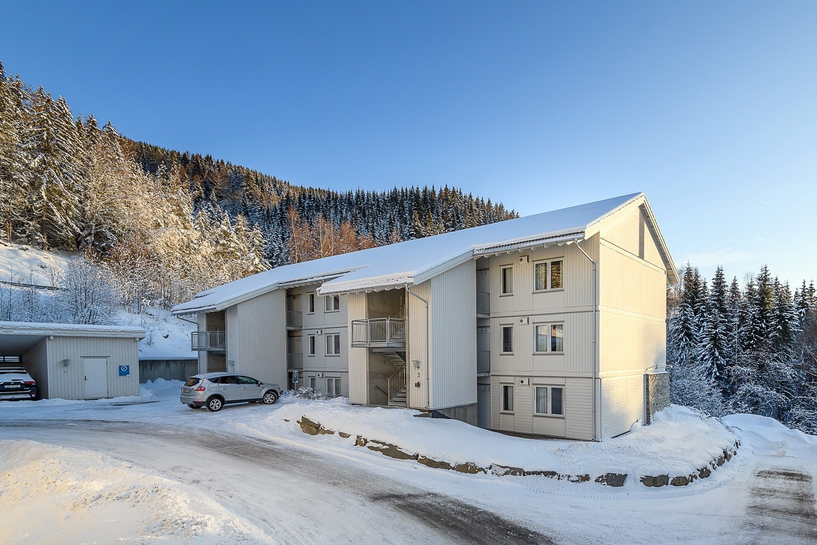 Leiligheten ligger til høyre i bygget, øverst i tredje etasje. Galleribilde