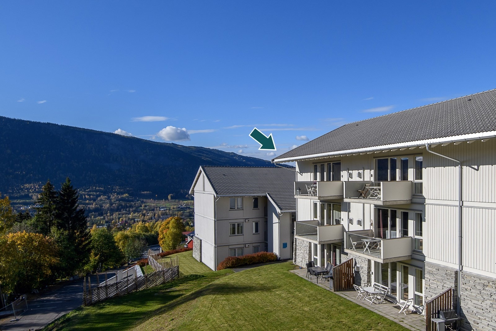 Nermosvegen 69F er en gjennomgående topp- og endeleilighet med sørvendt balkong. Galleribilde