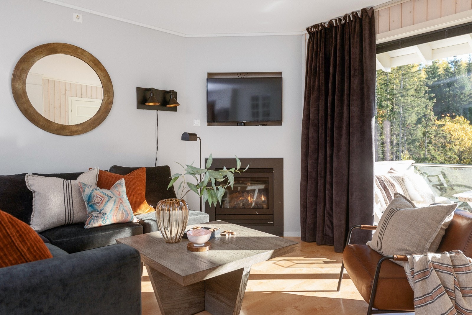 Det er vannbåren gulvvarme i alle rom med unntak av bad, som har elektriske varmekabler. Varmen styres fra app på mobilen. Galleribilde