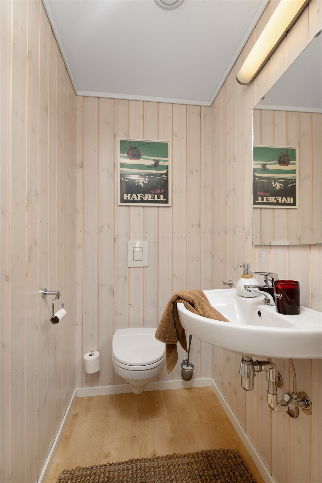 Ekstra toalett vegg-i-vegg med badet. Galleribilde