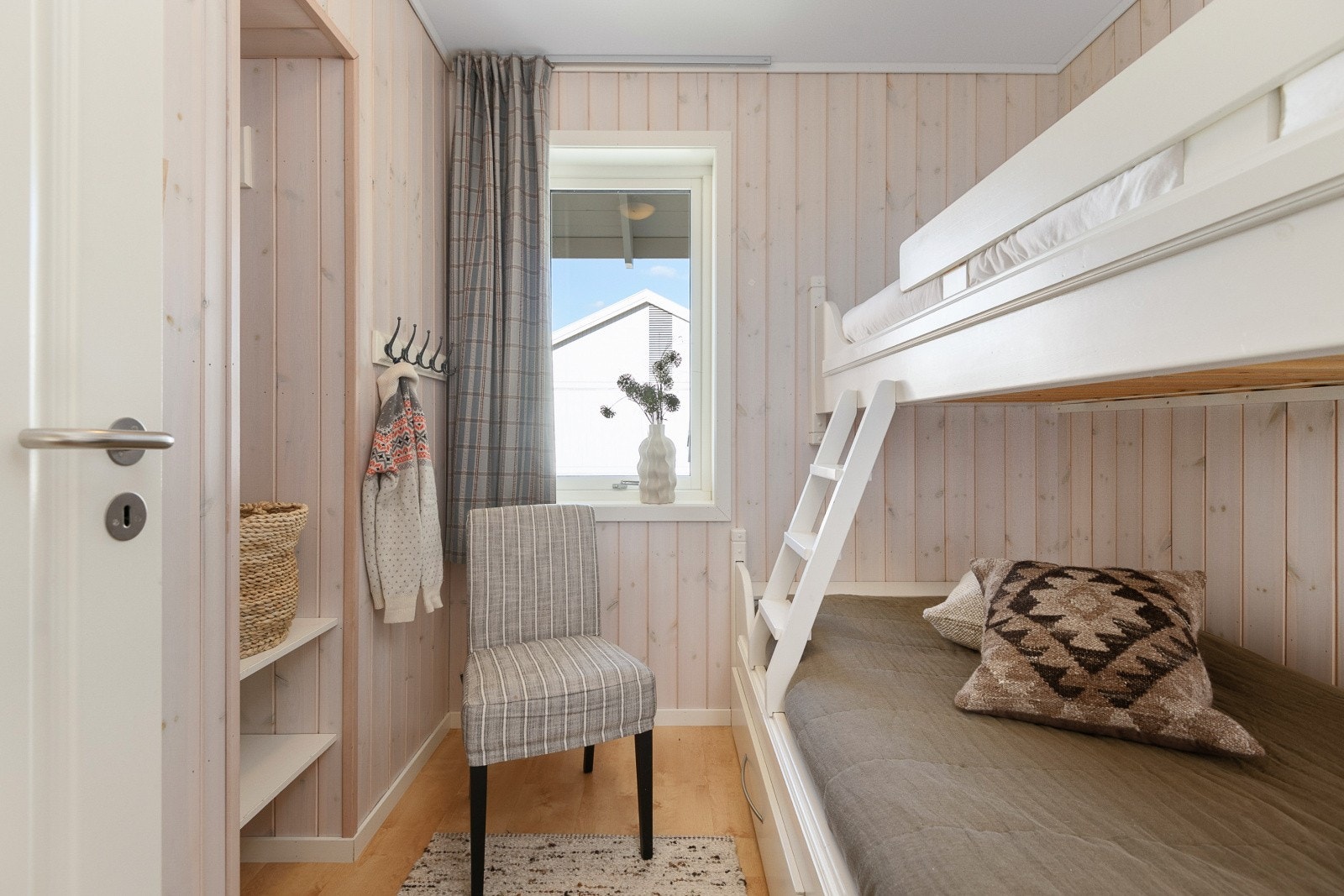 Soverom lll er innredet med samme type familiekøye og har også nisje for oppbevaring av klær. Galleribilde