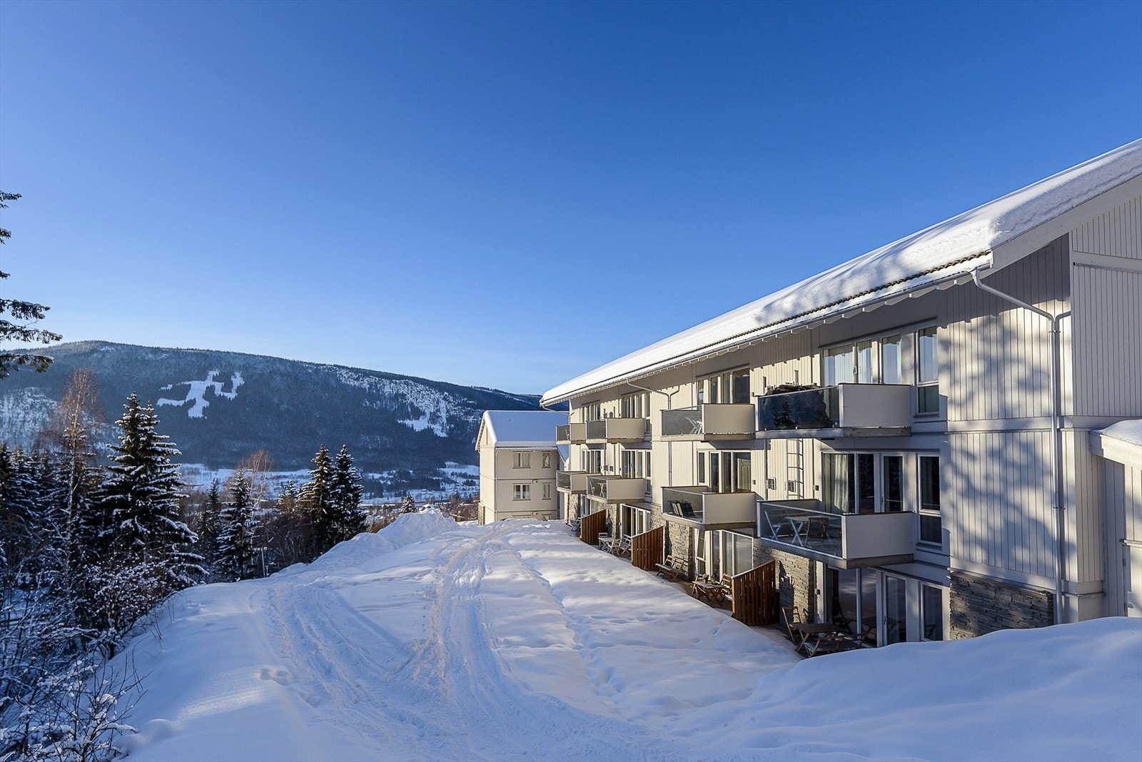 Nermosvegen 69F er en gjennomgående topp- og endeleilighet med sørvendt balkong. Galleribilde