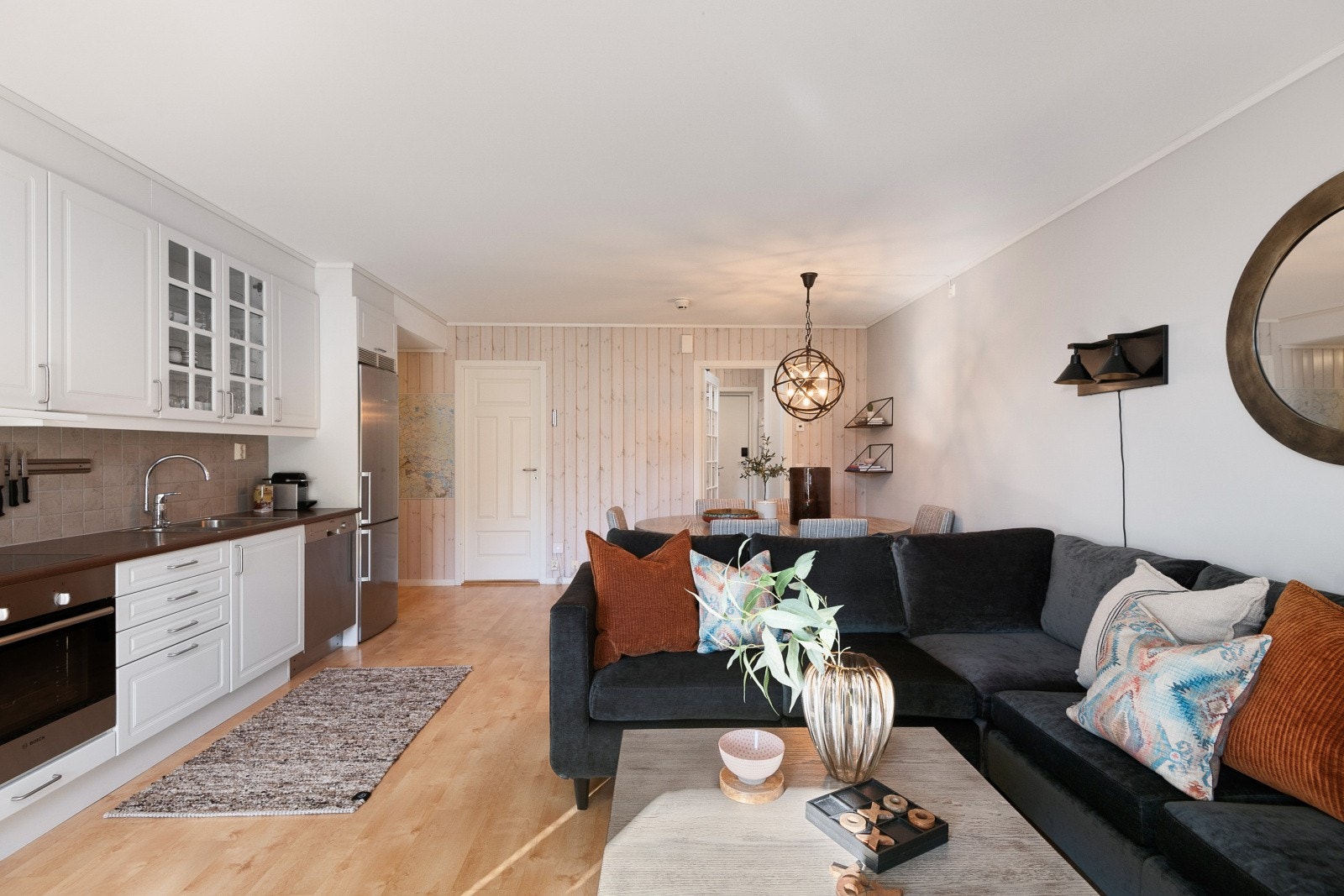 Det er god plass til både spisegruppe og sofa. Galleribilde