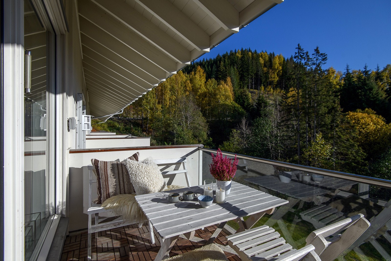 Fra balkongen kan man nyte formiddagssolen og fin utsikt. Galleribilde