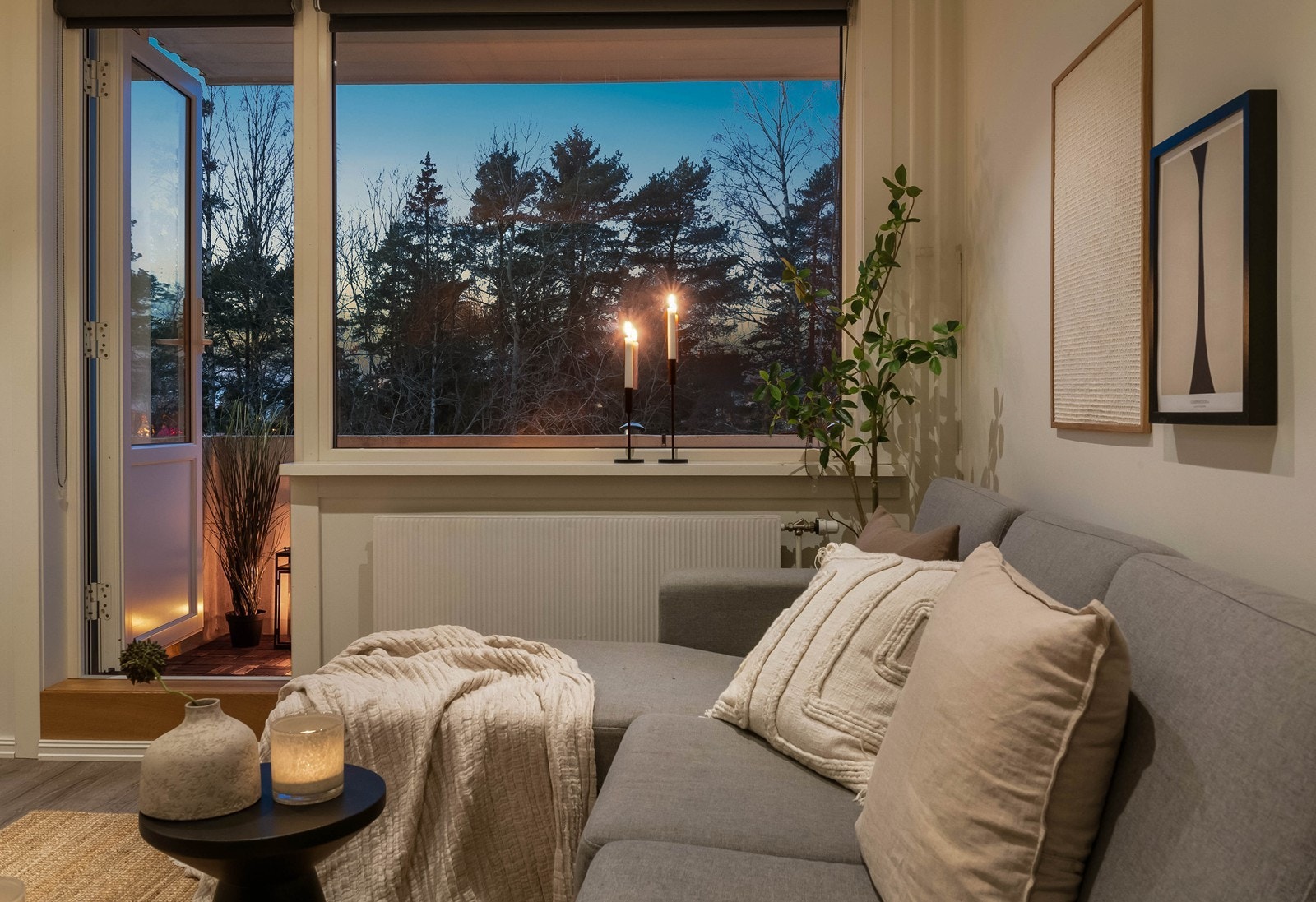 Lys stue med store vindusflater Galleribilde