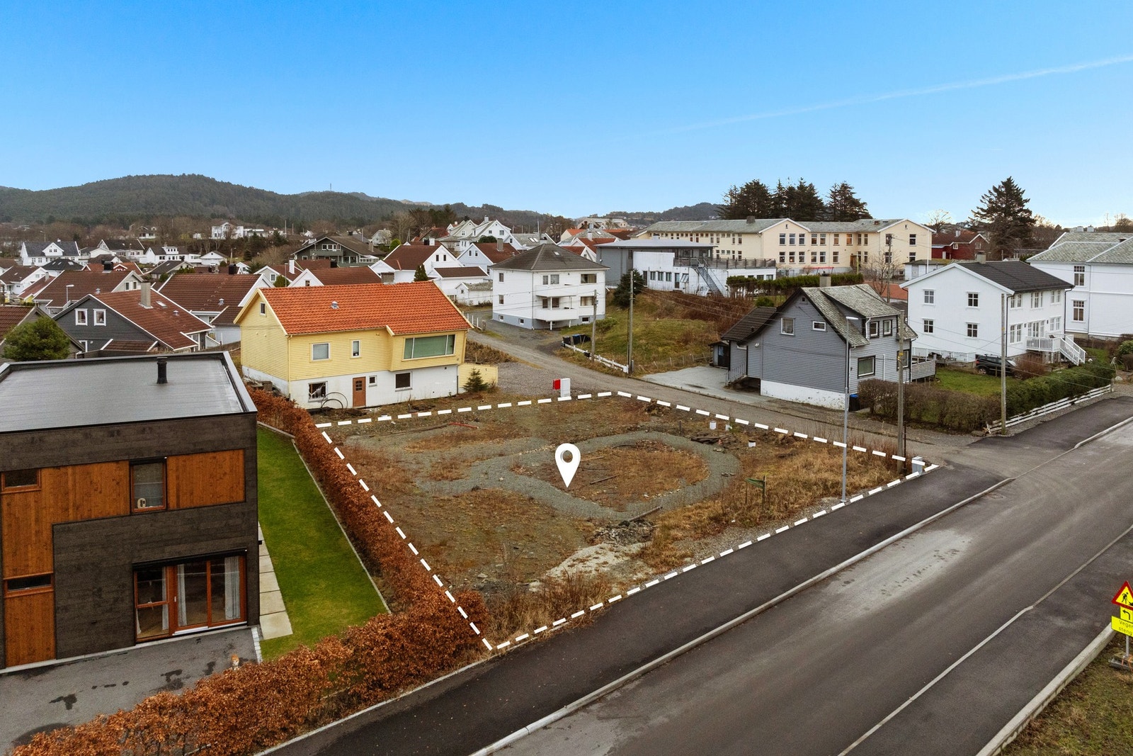 Tomten ligger like ved Gard Skole. Her er det kort veg til det meste. Galleribilde