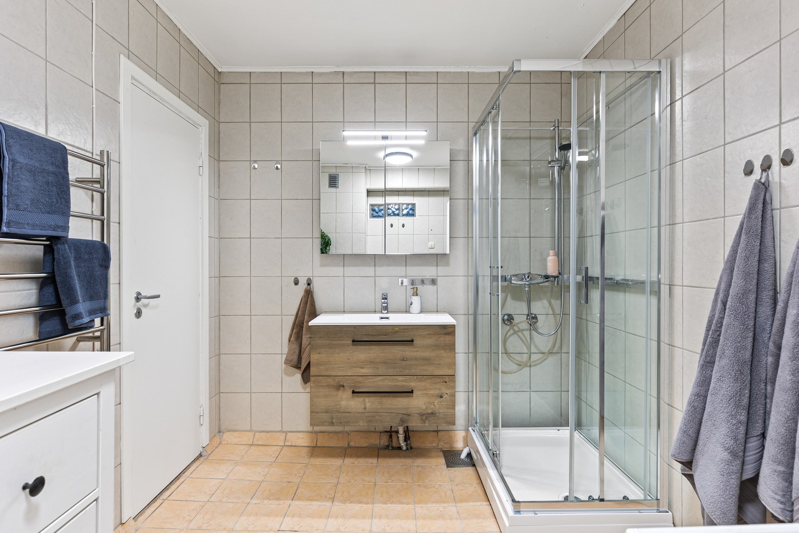 På badet ble det montert nytt dusjkabinett og servantskap i 2023. Galleribilde