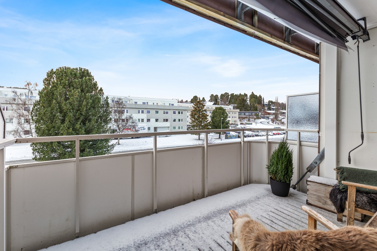 Det er montert markise for solskjerming. Galleribilde