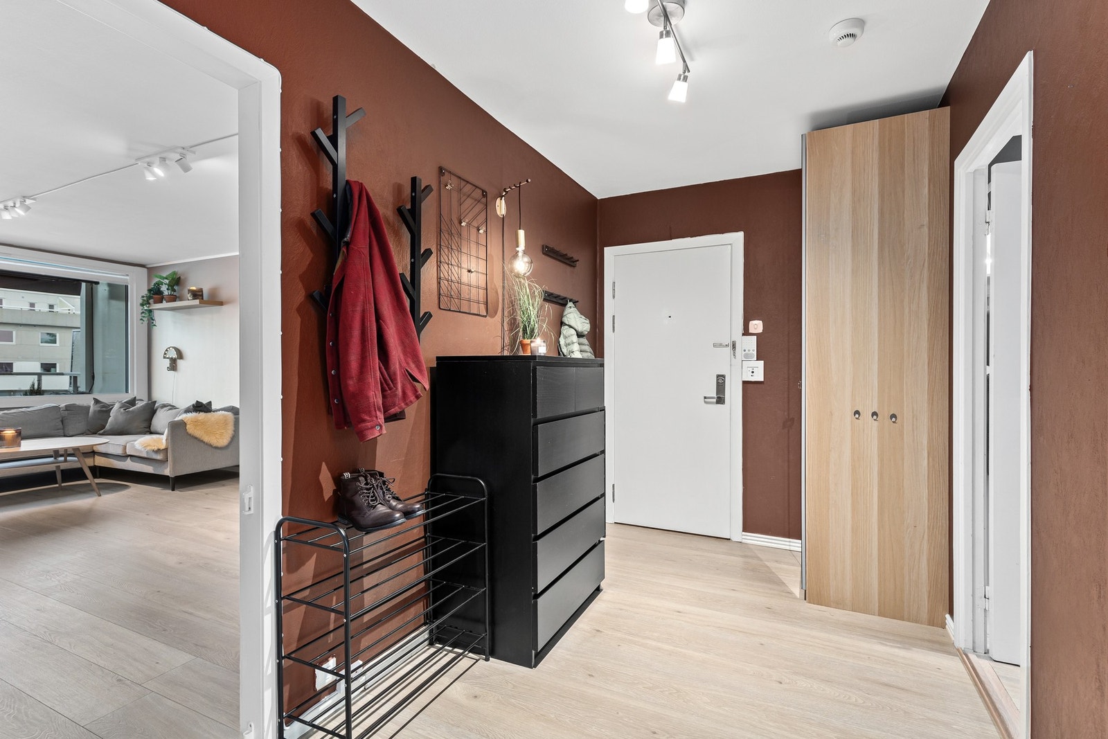 Romslig entré med god plass til oppbevaring av sko og yttertøy. Galleribilde
