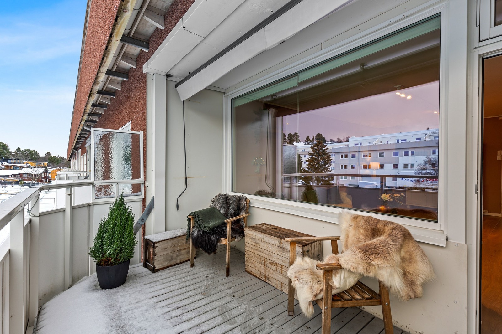 Leiligheten har en delvis overbygd og solrik balkong på 7 kvm. Galleribilde