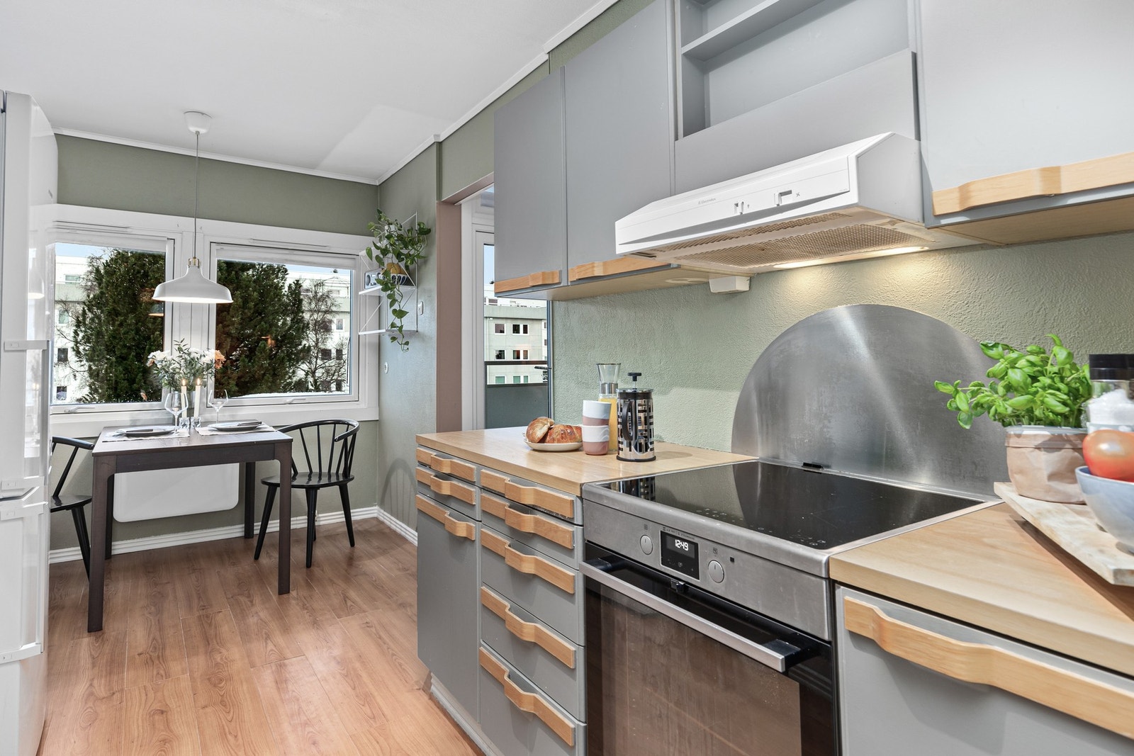 Leiligheten har en sosial utforming med delvis åpen stue-/kjøkkenløsning. Galleribilde