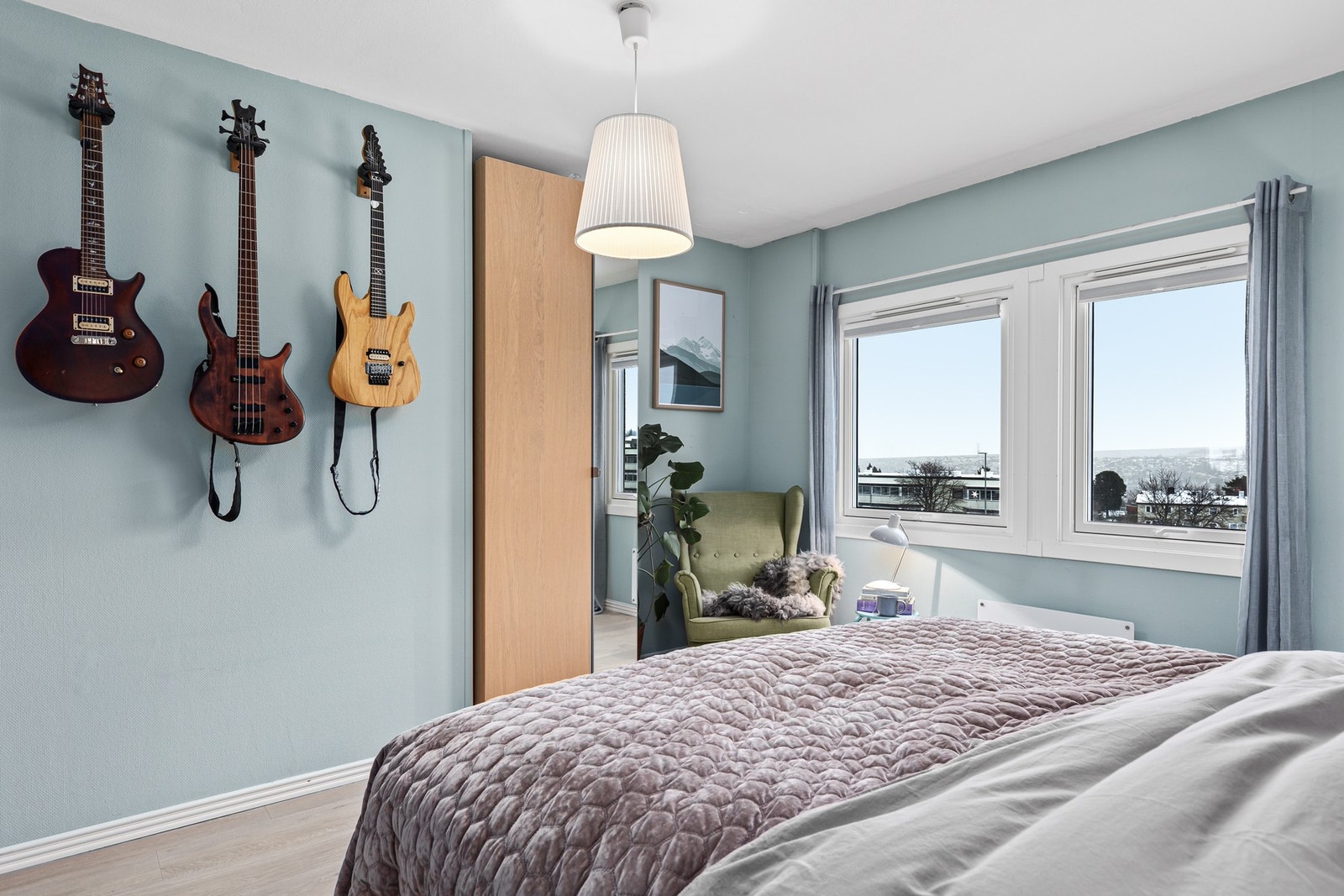 Her er det god plass til garderobeskap og annet ønsket møblement. Galleribilde