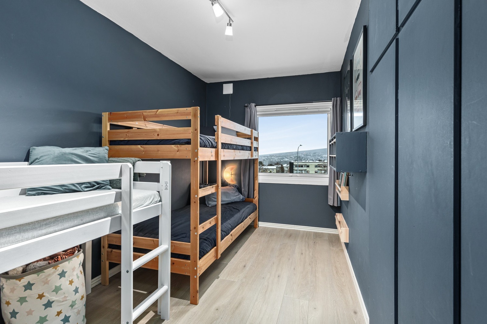 Leilighetens andre soverom er 11 kvm med integrert garderobeskap. Galleribilde