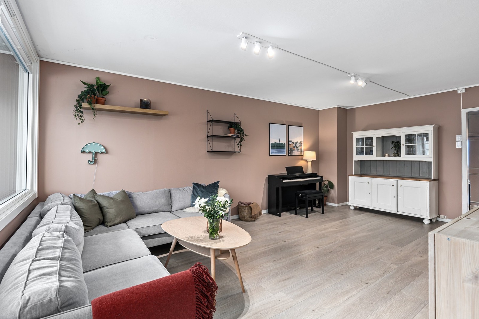 På stuen ble det ble lagt nye laminatgulv med varmefolie i 2021. Galleribilde