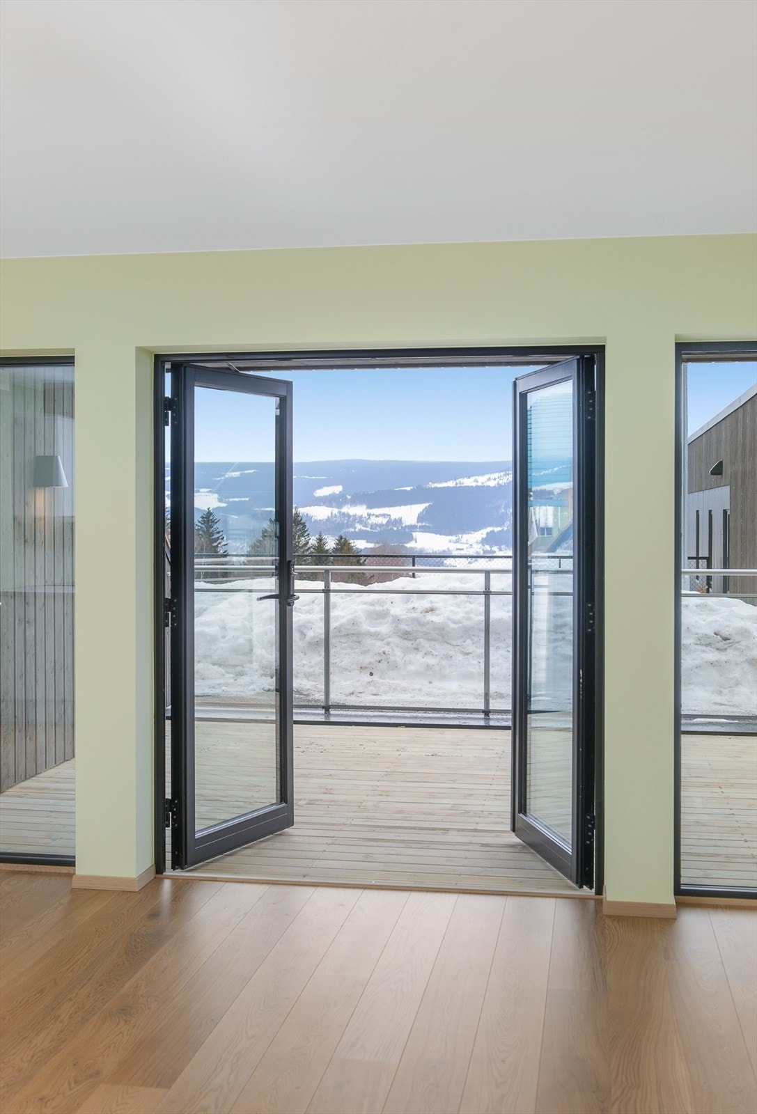 Doble glassdører ut til terrassen. Galleribilde